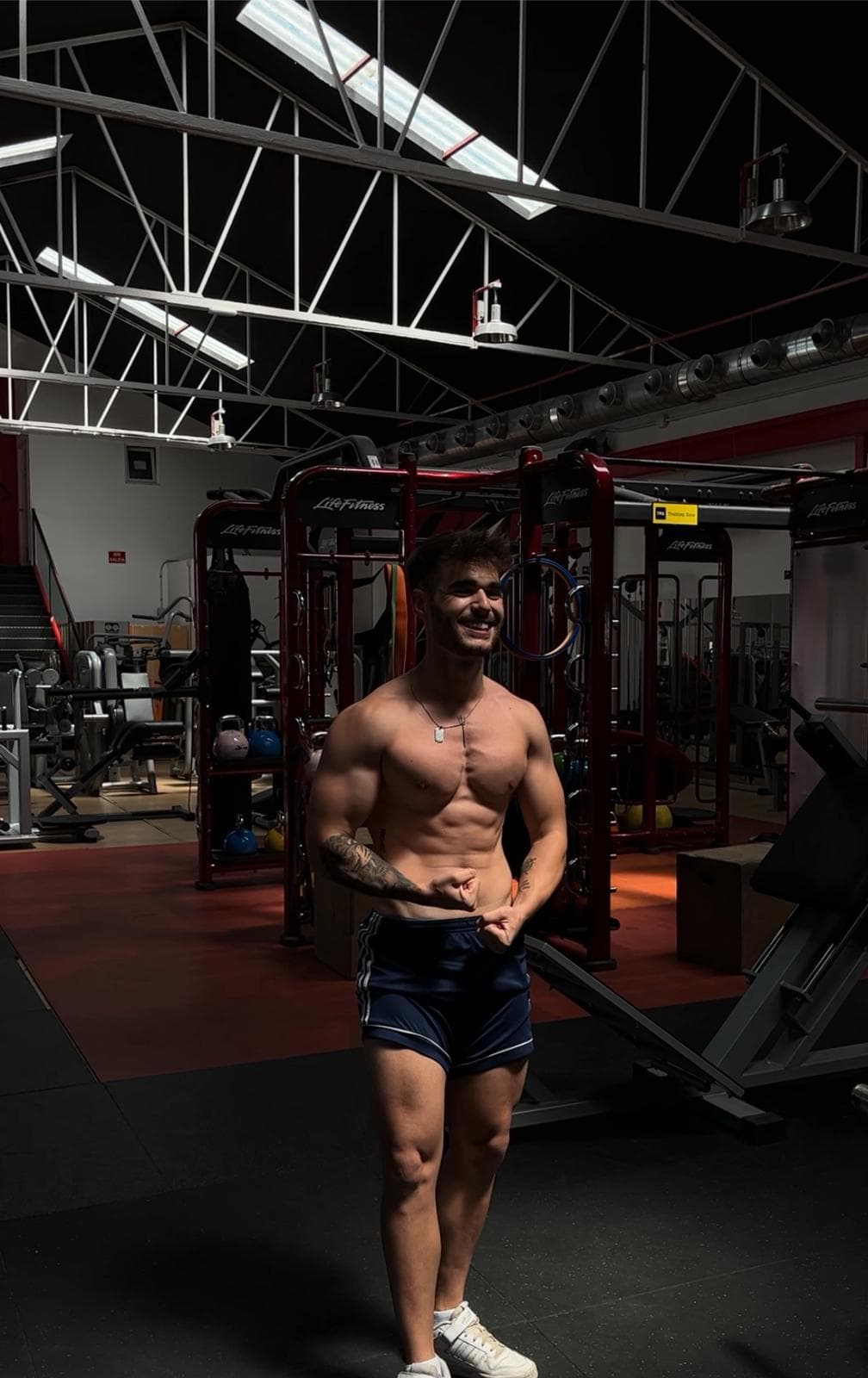 NachhFit entrenando con cliente, enfoque en técnica y fuerza